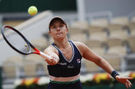 La argentina Nadia Podoroska devuelve un golpe durante la victoria 6-2, 6-4 ante Elina Svitolina en los cuartos de final del Abierto de Francia, el martes 6 de octubre de 2020, en París. (AP Foto/Alessandra Tarantino)