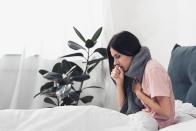Sollten bei Ihnen Krankheitssymptome auftreten, bleiben Sie zu Hause und halten Sie sich von anderen Menschen fern. Bereits leichtes Halskratzen kann ein Anzeichen für eine COVID-19-Erkrankung sein. (Bild: iStock / LightFieldStudios)