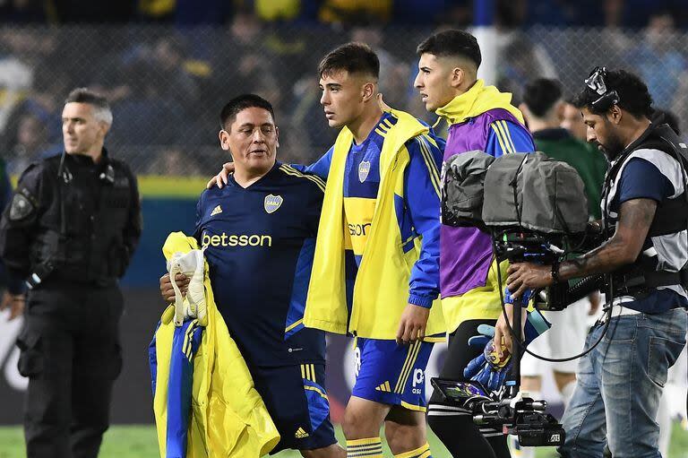 Aaron Anselmino se fue de la cancha lesionado: se presume que sufrió un desgarro