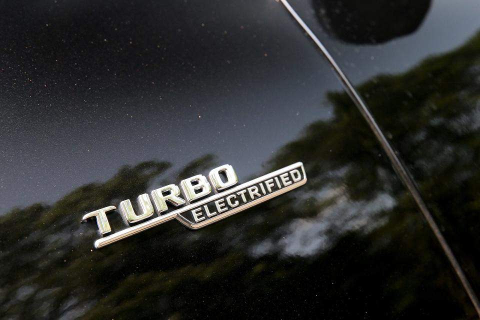 因應全新動力系統，前葉子板可見到Turbo Electrified專屬銘牌。