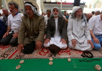 Shi'ite Muslims pray at the Imam Ali shrine in Najaf, Iraq April 3, 2018. Picture taken April 3, 2018. REUTERS/Alaa Al-Marjani