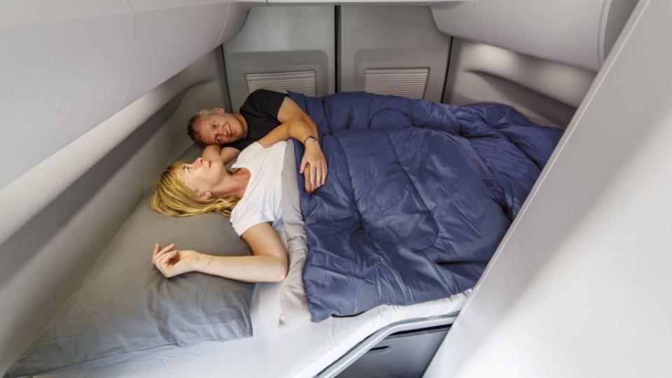 雙人臥鋪直接安裝在車尾處，不需要另外設計折疊床椅。(圖片來源/ VWCV)