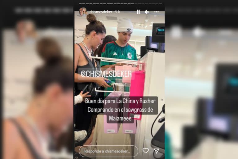 La pareja fue captada por los fans en Miami (Foto Instagram @chismesdeker)