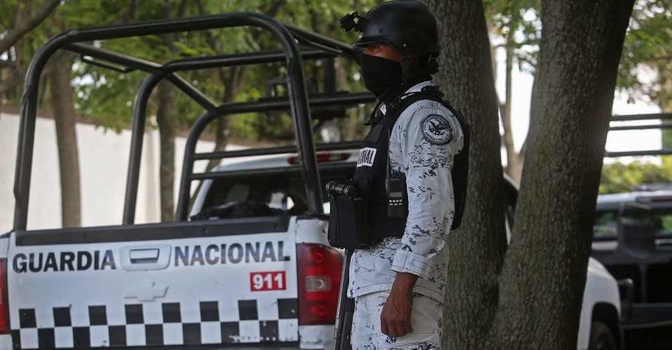 Elemento de la Guardia Nacional custodian un costado de Casa Jalisco