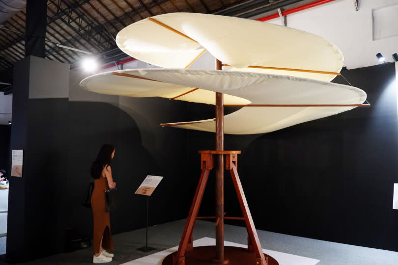 達文西於1485年構思的「螺旋飛行器」，是對垂直上升飛行的初步探索。（圖／魏妤靜攝）