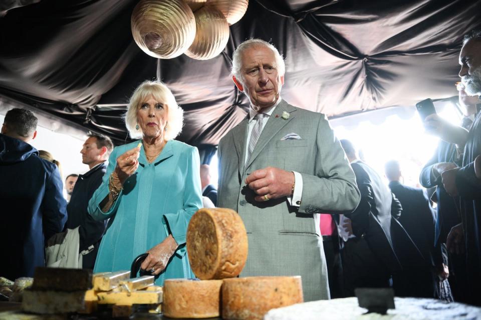 The King and Queen sampling cheese at a festival-style event showcasing the best of British and French local produce (Daniel Leal/PA)