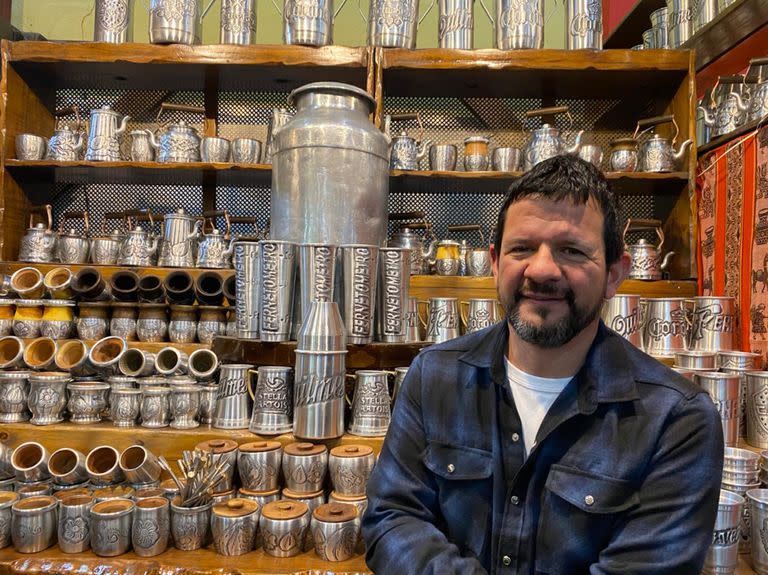 El emprendedor Pedro Torres en su stand de la Rural