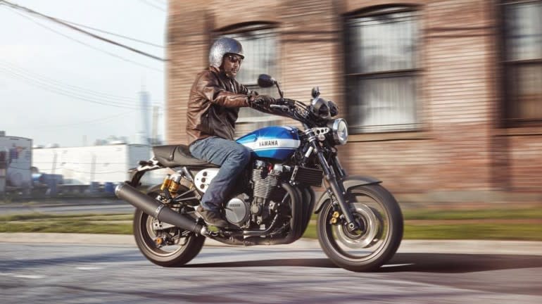 2015-Yamaha-XJR1300-RideApart-05