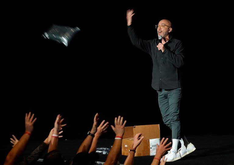 El comediante Jo Koy, aquí en una imagen de la película Easter Sunday, será el maestro de ceremonias de la entrega 2024 de los premios Globo de Oro 