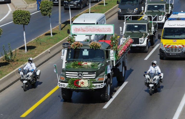 Un convoi transportant les cercueils des restes de combattants algériens tués pendant la colonisation française, se rend vers le  cimetière d'El Alia, dans la banlieue est d'Alger, le 5 juillet 2020  - - © 2019 AFP