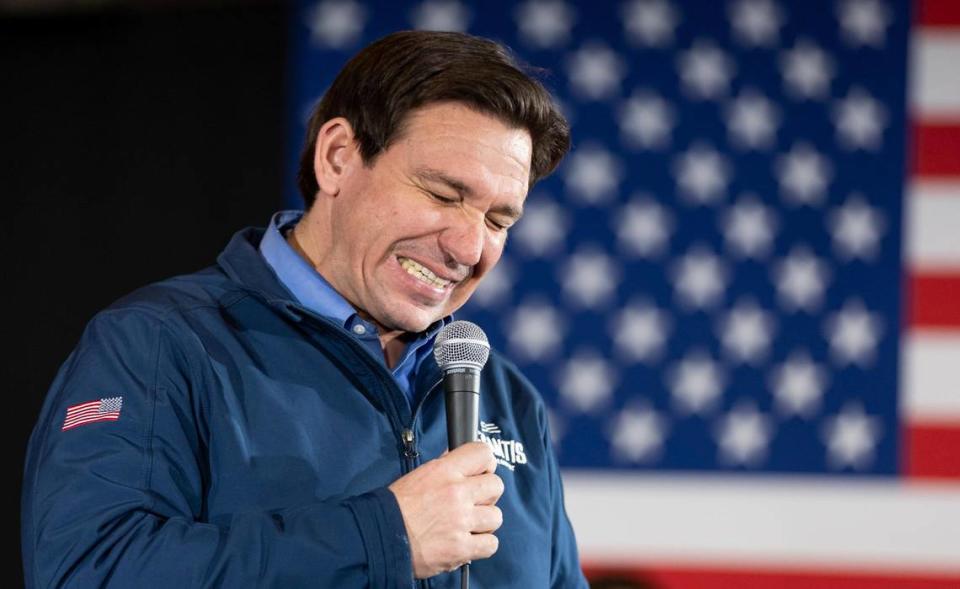 El gobernador de la Florida, Ron DeSantis, reacciona mientras habla durante una reunión pública en LaBelle Winery, el martes 17 de enero de 2024, en Derry, Nueva Hampshire. Suspendió su campaña presidencial el domingo.