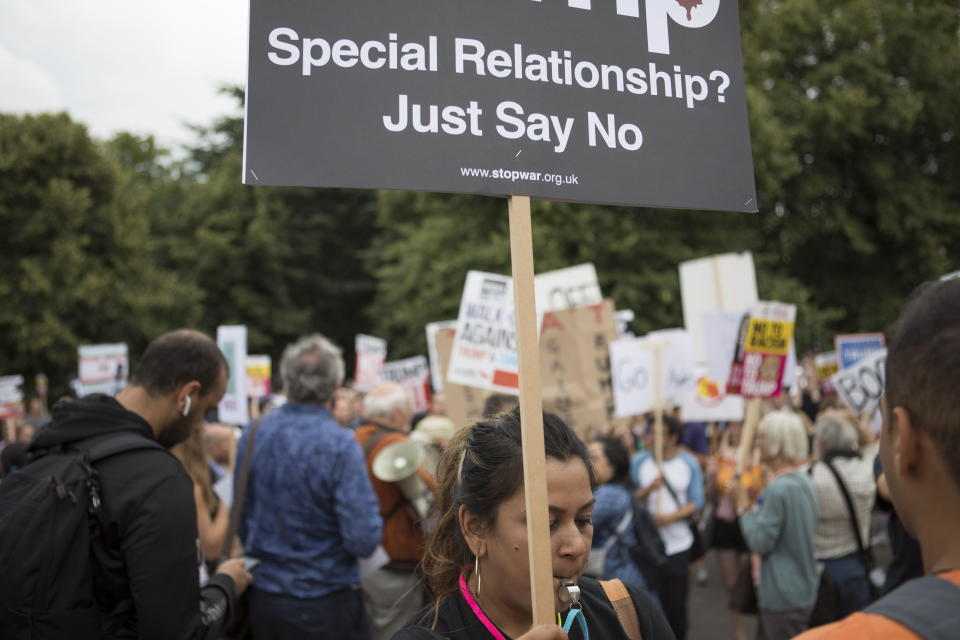 LON01. LONDRES (REINO UNIDO), 12/07/2018.- Decenas de manifestantes se reúnen frente a la residencia del embajador de los Estados Unidos en Regent’s Park, Londres (Reino Unido) hoy, jueves 12 de julio de 2018, donde el presidente estadounidense, Donald J. Trump, permanecerá la primera noche de su visita de cuatro días al país. Los manifestantes usan megáfonos, silbatos y ollas para crear ‘una pared de ruido’ como protesta en contra de la visita de Trump. La manifestación más multitudinaria tendrá lugar mañana con un recorrido por las principales vías de la capital británica bajo el lema “Stop Trump March” (Marcha para parar a Trump). EFE/STR