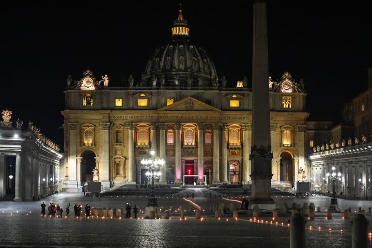 Chicos y gente joven pasan por las estaciones del Vía Crucis en la Plaza San Pedro, dirigidos por el Papa, que se ubicó en un escenario en la entrada principal