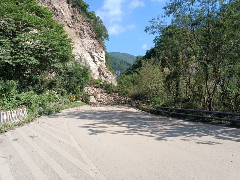 花蓮地震  台11線因落石雙向不通（1） 受花蓮地震影響，省道台11線花東海岸公路因落石受 阻，目前雙向不通。 （花蓮縣豐濱鄉公所提供） 中央社記者張已亷傳真  113年4月3日 