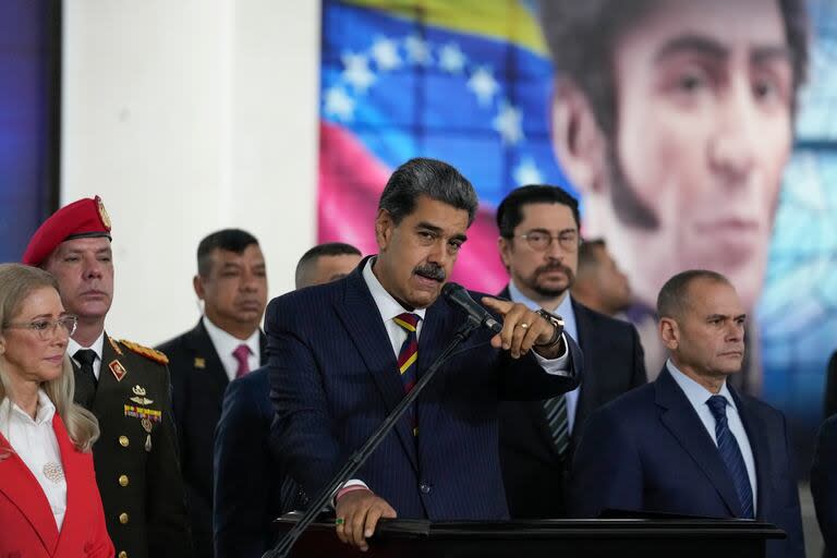 O presidente venezuelano Nicolás Maduro fala à imprensa no Supremo Tribunal de Justiça, onde chegou para procedimentos relacionados à auditoria dos resultados das eleições presidenciais em Caracas, Venezuela, na sexta-feira, 9 de agosto de 2024