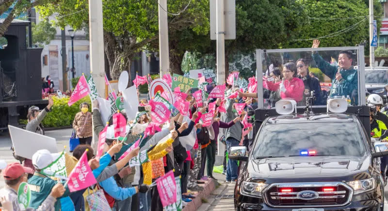 ▲蕭美琴陪同何博文車隊掃街，向選民喊話一定要出門投票。（圖 ／何博文提供）