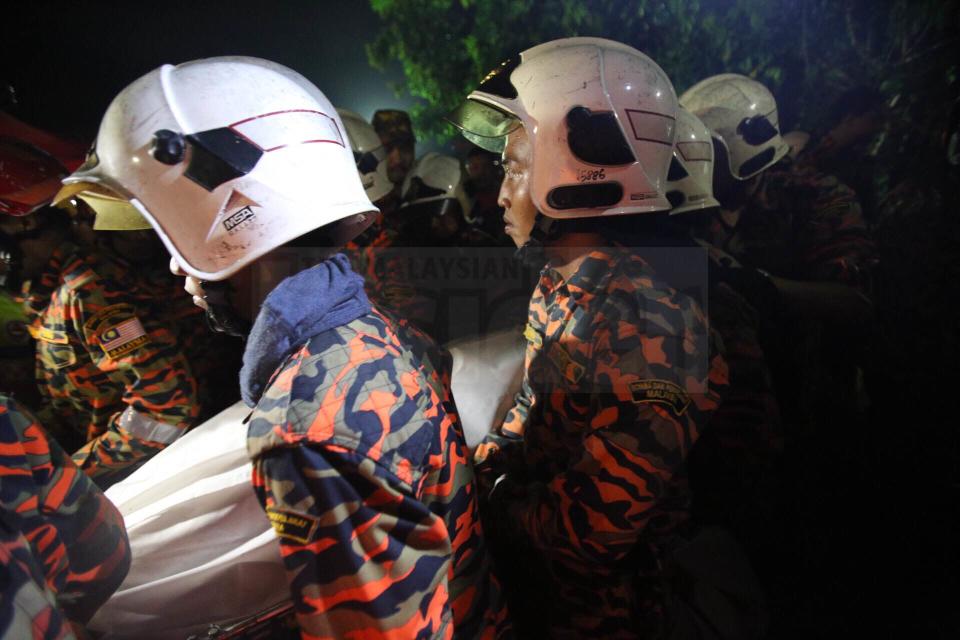 The Fire and Rescue Department will transfer the victims' remains to Hospital Kuala Lumpur. – The Malaysian Insider pic by Kamal Ariffin, April 4, 2015.