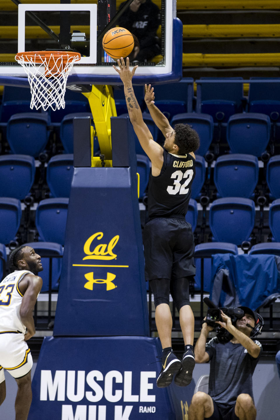 Colorado guard Nique Clifford (32) scores against California during the first half of an NCAA college basketball game in Berkeley, Calif., Saturday, Dec. 31, 2022. (AP Photo/John Hefti)