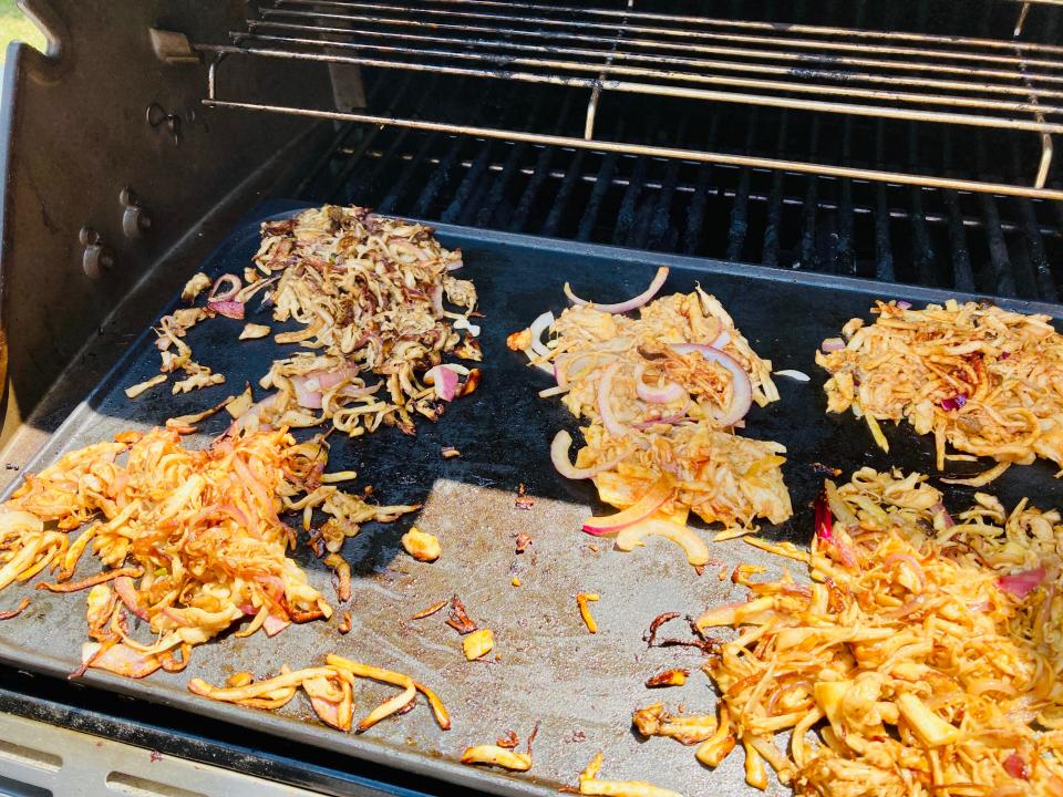 Vegan pulled pork on the grill.