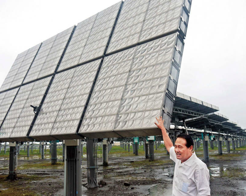 2009年八八水災重創屏東縣農業，為了改善農民困境，時任縣長曹啟鴻引進太陽能發電，讓屏東成為太陽能發電最早的示範基地。（圖／報系資料照）