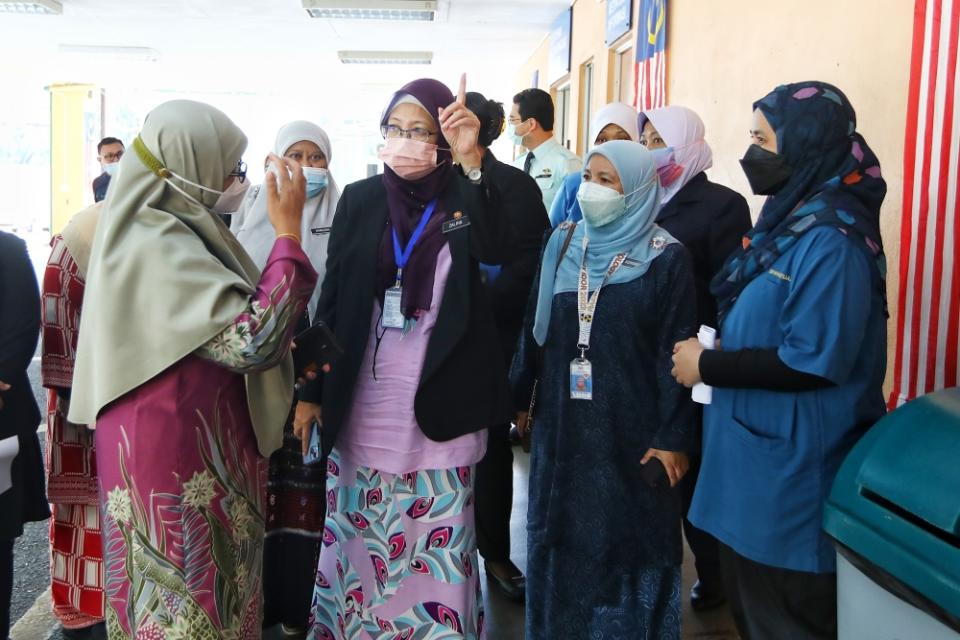 Health Minister Dr Zaliha Mustafa visits the Batang Kali landslide victims at Selayang Hospital, December 16, 2022. 