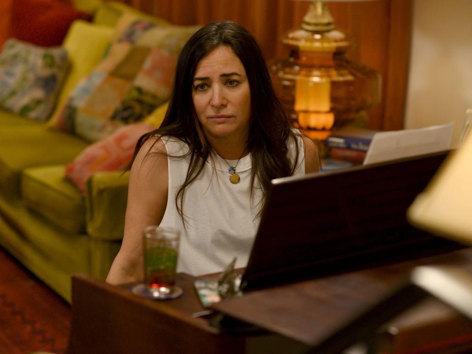 pamela adlon as sam fox in better things, sitting at a piano