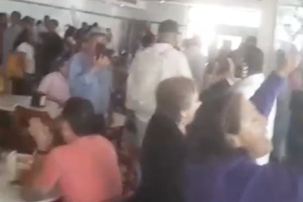 Comensales de La Parroquia en Veracruz abucehan a Rocío Nahle