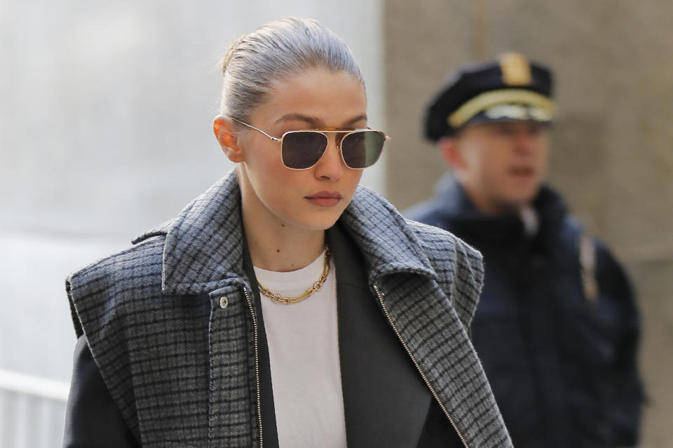 La supermodelo Gigi Hadid llega a un tribunal en Manhattan durante el proceso de selección del jurado para el juicio de Harvey Weinstein, el jueves 16 de enero del 2020 en Nueva York. (AP Foto/Seth Wenig)