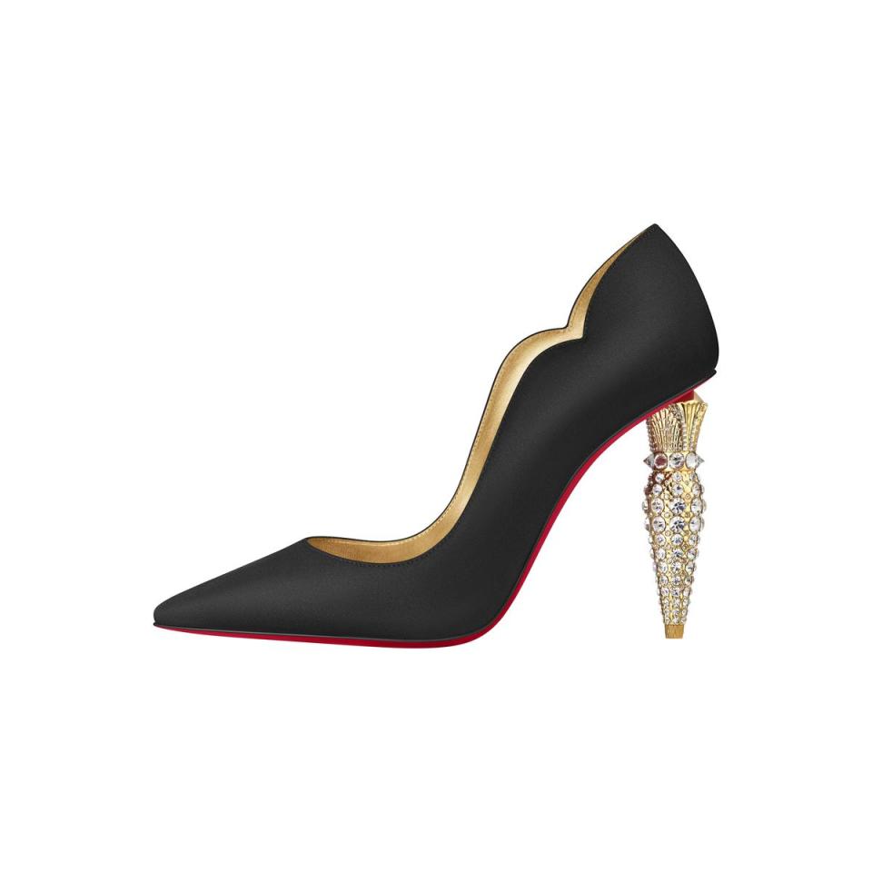 Lipstrass Pump黑色緞面尖頭高跟鞋，NT$55,000。（Christian Louboutin提供）