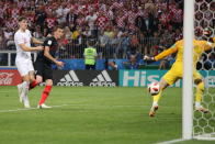 <p>Mario Mandzukic of Croatia scores a goal to make it 2-1 during the 2018 FIFA World Cup Russia Semi Final match between England and Croatia at Luzhniki Stadium on July 11, 2018 in Moscow, Russia. (Photo by Matthew Ashton – AMA/Getty Images) </p>