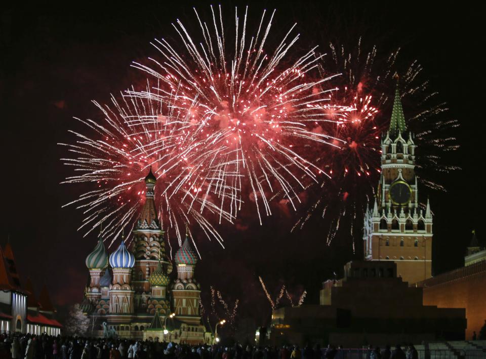 Fireworks explode in the sky during New Year celebrations in Moscow's Red Square January 1, 2014. REUTERS/Tatyana Makeyeva (RUSSIA - Tags: ANNIVERSARY SOCIETY CITYSCAPE)