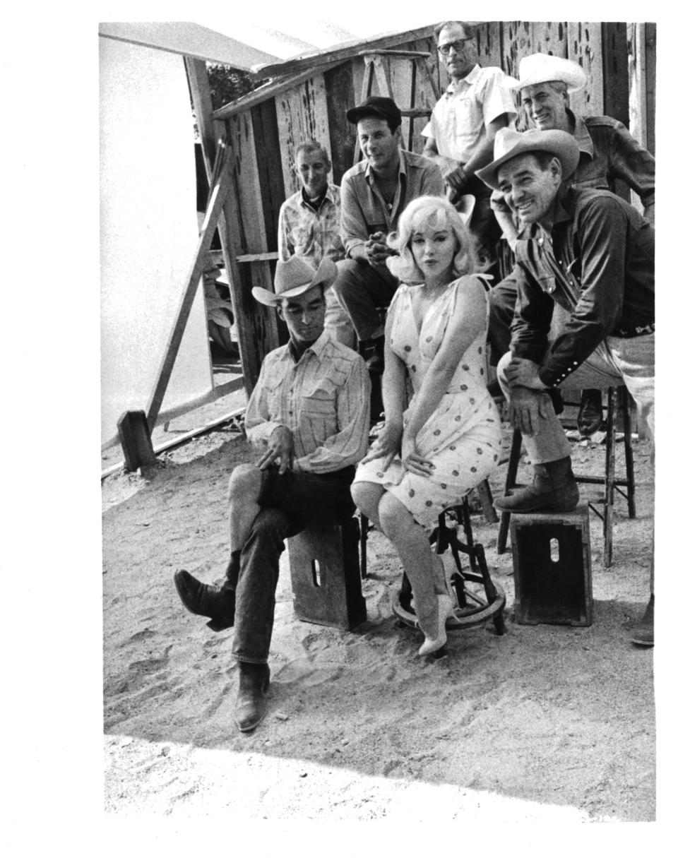 Montgomery Clift, Eli Wallach, Marilyn Monroe, Clark Gable, Arthur Miller and John Huston on the set of the film 'The Misfits', 1961