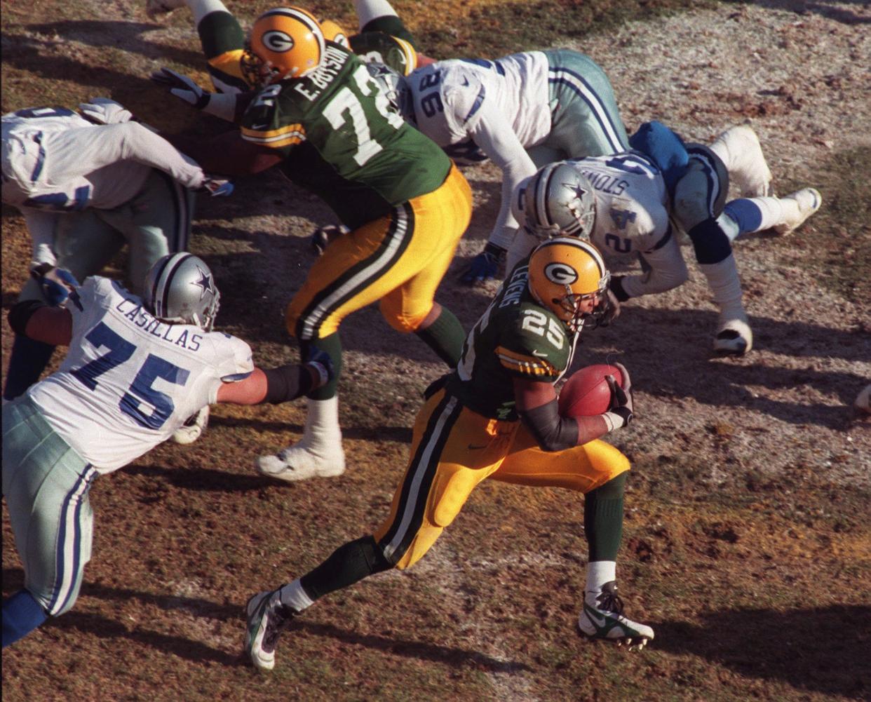 Green Bay Packers running back Dorsey Levens scores a touchdown on a 7-yard pass from Brett Favre during the first quarter of their game against the Dallas Cowboys on Nov. 23, 1997, at Lambeau Field in Green Bay. The Packers won 45-17.
