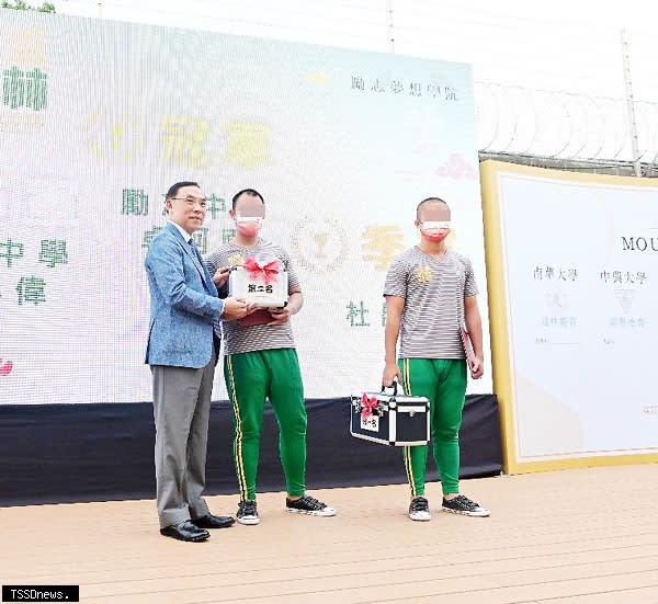 法務部長蔡清祥（左）頒獎第一屆「勵志盃烘豆武林全國爭霸賽」獲獎者，由勵志中學兩位參賽學生分獲冠、亞軍殊榮。