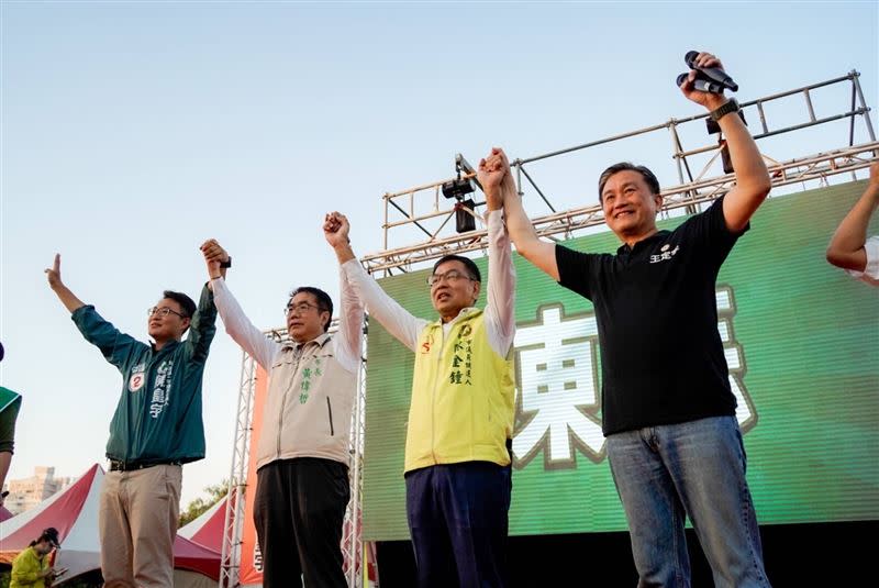 台南市長黃偉哲與王定宇、陳金鐘、陳皇宇合唱「你是我的兄弟」，展現團結勝選決心。（圖／翻攝畫面）
