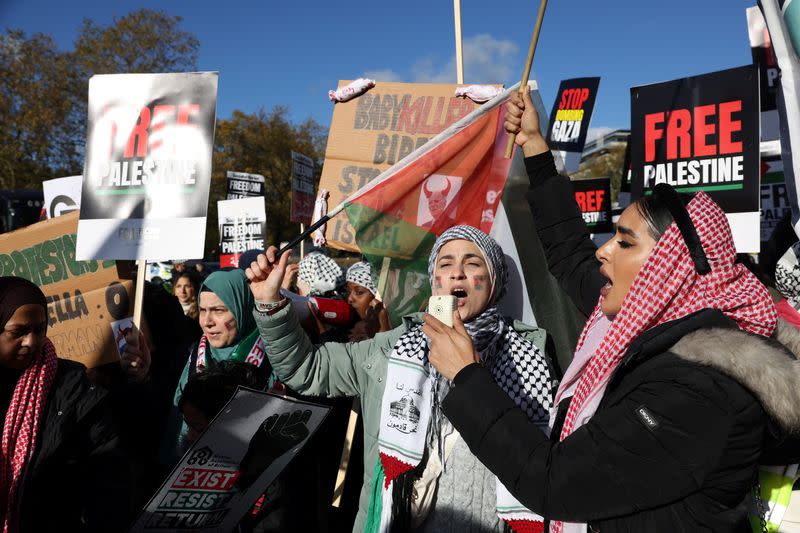 Los manifestantes se reúnen para asistir a una protesta en solidaridad con los palestinos en Gaza, en medio del conflicto en curso entre Israel y el grupo islamista palestino Hamás, en Londres, Inglaterra