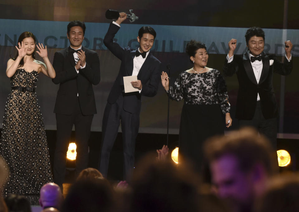 De izquierda a derecha, Park So-dam, Lee Sun Gyun, Choi Woo-shik, Lee Jeong-eun y Kang-Ho Song aceptan el Premio SAG al mejor elenco para "Parasite" el domingo 19 de enero del 2020 en Los Angeles. (AP Foto/Chris Pizzello)