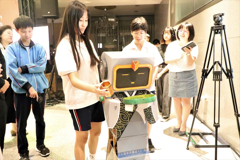 清水高中學生示範奉茶機器人