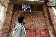 <p>A Yemeni looks at a poster of Yemeni ex-president Ali Abdullah Saleh in the old city of Sana'a, Yemen, July 29, 2016. According to reports, the Houthi rebel group and former Yemeni President Ali Abdullah Saleh agreed to form a supreme governing council to run the war-affected country, two years after they turned against the internationally-recognized government of Yemeni President (Photo: Abdo Rabbo Mansour Hadi/EPA)</p>