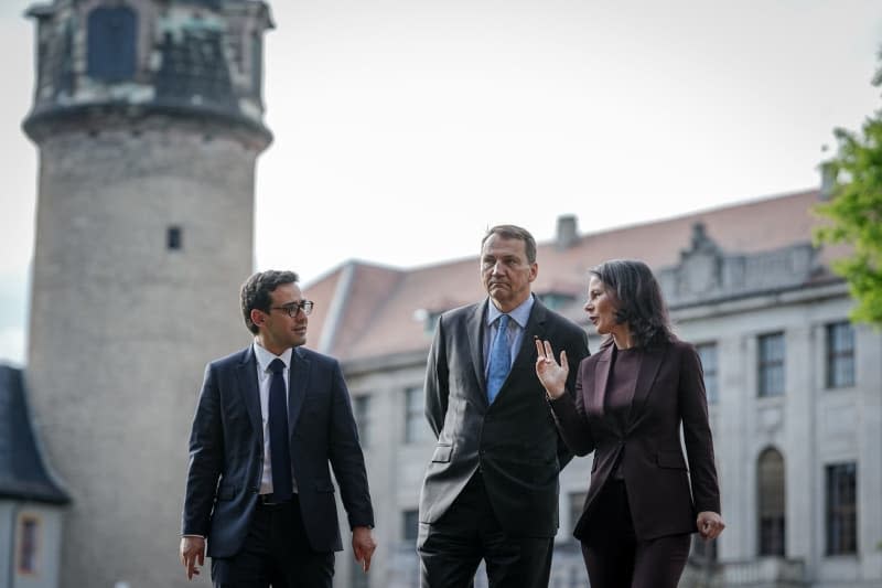 German Foreign Minister Annalena Baerbock (R), her French counterparts Stephane Sejourne and Polish Radoslaw Sikorski walks through a park with during a meeting within the framework of the Weimar Triangle. Kay Nietfeld/dpa