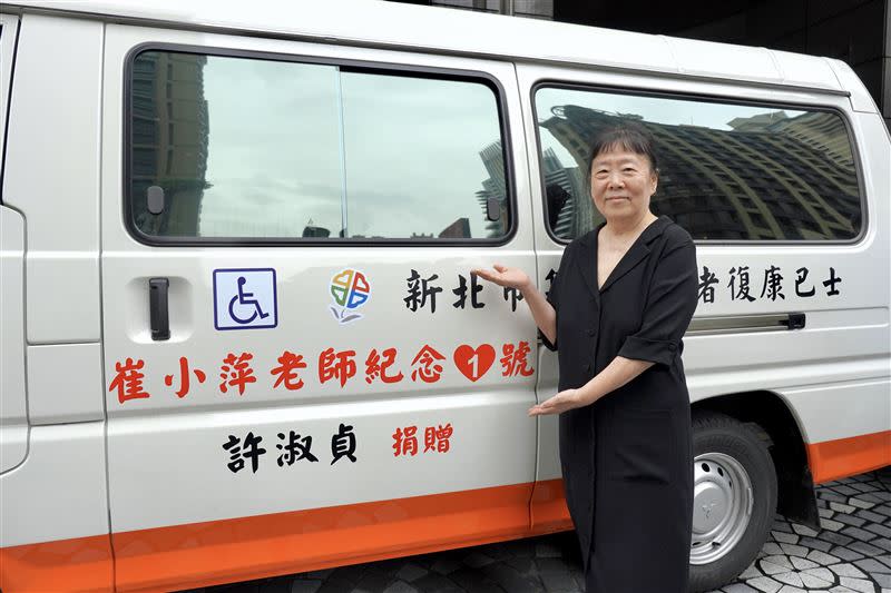 王念慈代表許淑貞女士出席捐贈儀式，本次捐贈之三輛復康巴士為「崔小萍老師紀念號」。（圖／新北市政府提供）