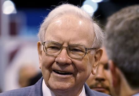Berkshire Hathaway CEO Warren Buffett talks to reporters prior to the Berkshire annual meeting in Omaha, Nebraska in this May 2, 2015 file photo. REUTERS/Rick Wilking/Files