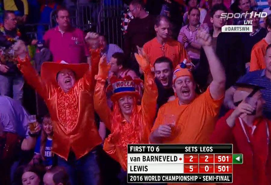 Die "Barney Army" schöpft neuen Mut. Van Barneveld kommt nochmal heran. 1:5, 2:5, 3:5, ...