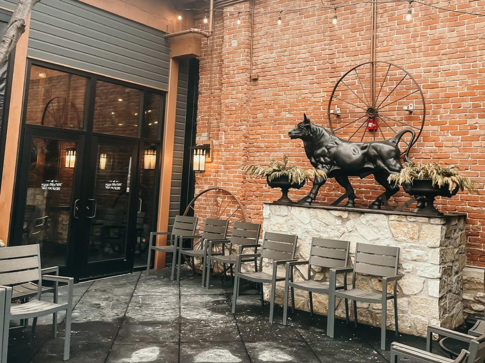 outdoor seating area at jack stack barbecue in Kansas city Missouri