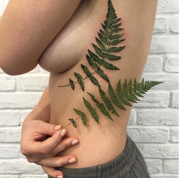 L'artiste utilise des pochoirs entièrement naturels afin de dessiner les tatouages. 