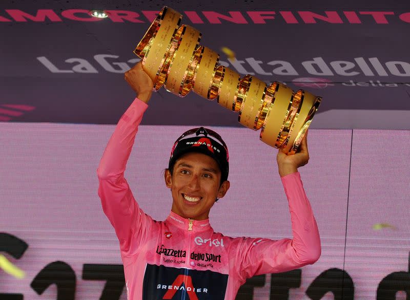 Foto de archivo del pedalista colombiano de Ineos Grenadiers, Egan Arley Bernal, celebrando con el trofeo tras ganar el Giro de Italia