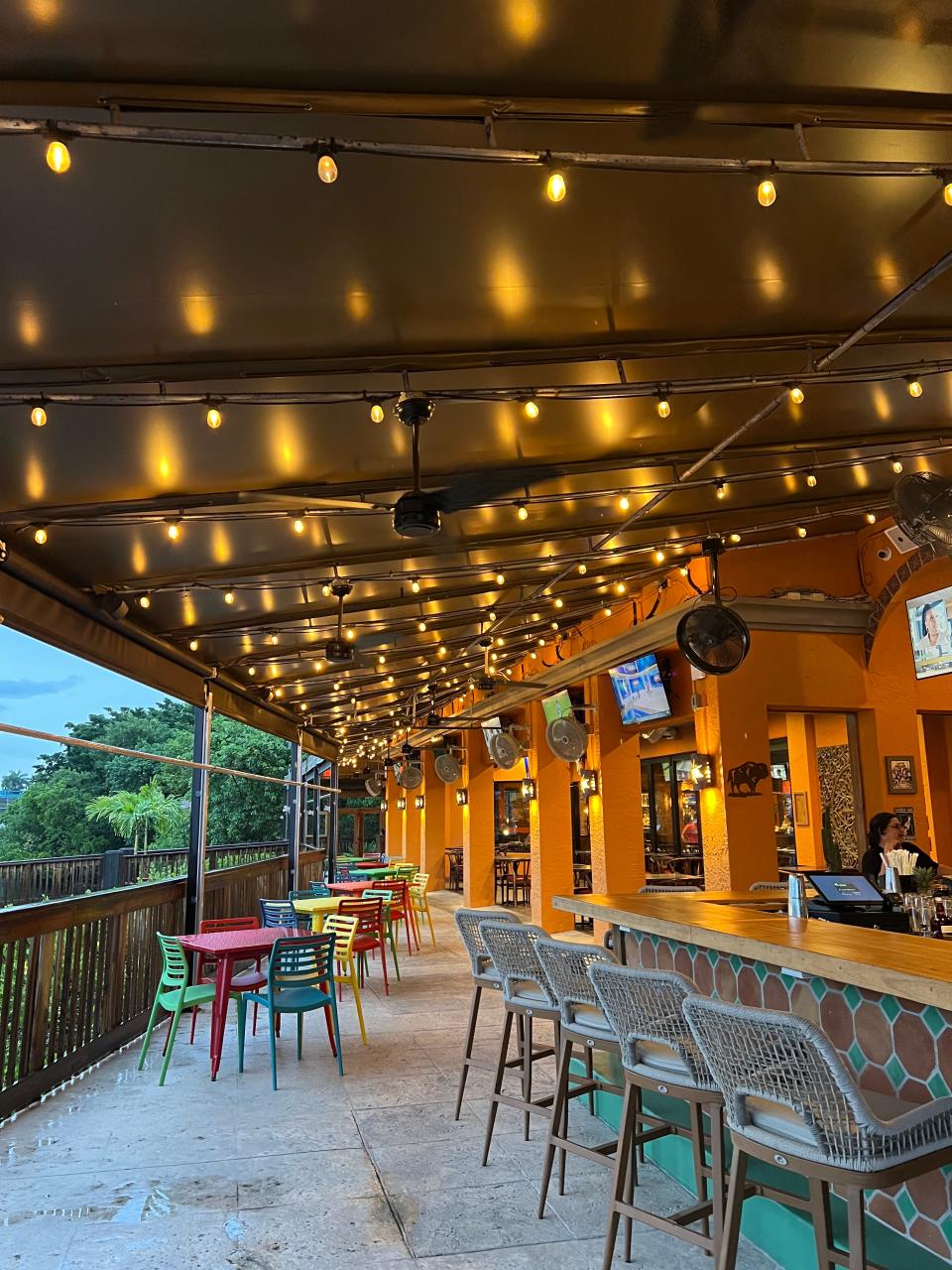 Located directly on the Intracoastal Waterway in Delray Beach, Del Fuego features a large outdoor seating area and 40 televisions for watching sporting events.