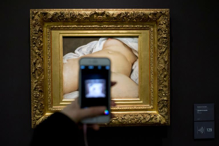 El cuadro en cuestión fue pintado en 1866, se llama "El origen del mundo" y chocó con la sociedad burguesa de la época porque mostraba en primer plano vulva