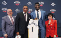 New Orleans Pelicans first-round draft pick Zion Williamson, second from right, poses with, left to right, Pelicans executive vice president of basketball operations David Griffin, coach Alvin Gentry, and team owner Gayle Benson, at his introductory news conference at the NBA basketball team's practice facility in Metairie, La., Friday, June 21, 2019. (AP Photo/Gerald Herbert)