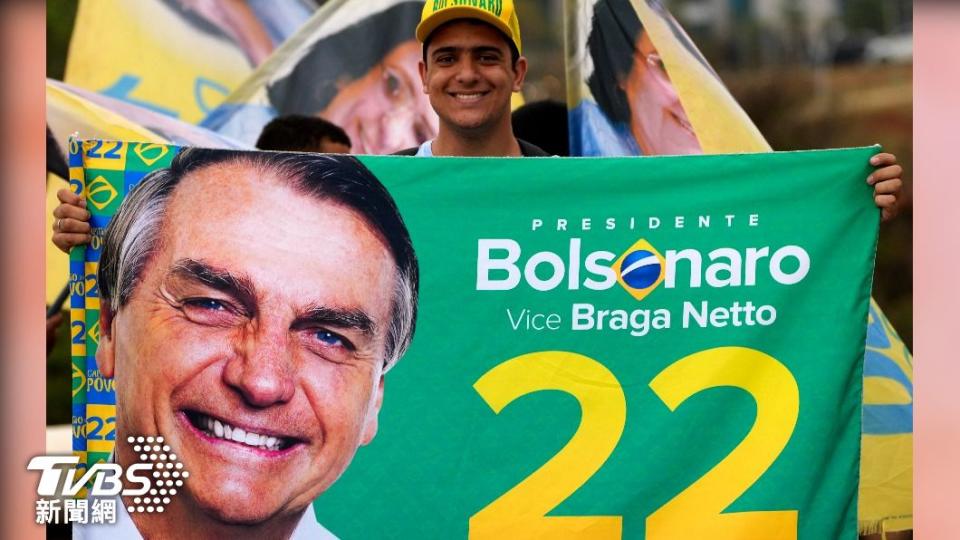 支持波索納洛連任的巴西民眾高舉海報。（圖/達志影像美聯社）